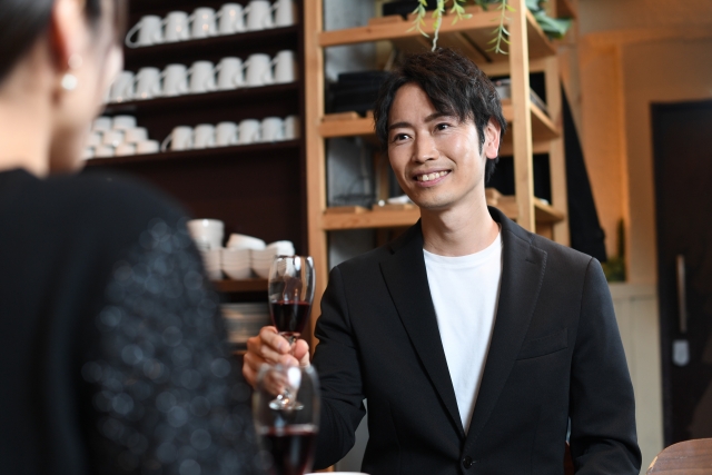 ワインを飲む男女